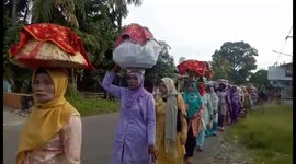 Walking on the feet, the Minangkabau woman brings Jamba over her head.