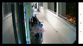 Delivery rider caught on camera casually stealing towel from outside apartment