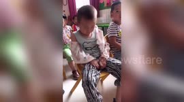 Nursery teacher pranks boy nodding off during class in China's Zhoukou