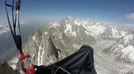 Paraglider navigates thousands of metres above sea level around Mont Blanc