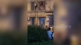 Brave men break into burning flat through window to put out fire in China's Gaoyou