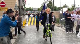 Boris Johnson impersonator rides around at Tory leadership debate in Manchester