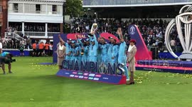 Newsflare Edit - England World Cup Cricketers celebrate with Trophy