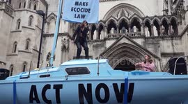 Extinction Rebellion protesters stop concert, stage concert outside Royal Courts of Justice
