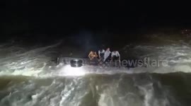 洪水冲翻货车 四人被困激流