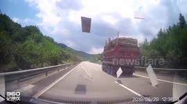 Planks flying off truck smash trailing car's windscreen in China