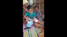 2 children fight over toys