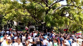 Protesters support military rebellion against Nicolas Maduro