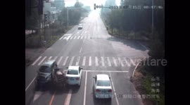 Three-wheeler falls apart after smashing into oncoming minibus in China