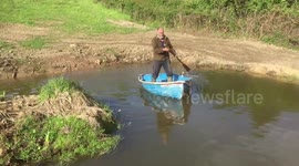 Man experiences hilarious boat fail