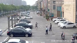 Alleged drunk man in Shanghai smashes several cars after girlfriend 'betrayed him'