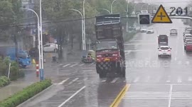 Truck trailer in China snaps electric wires after driver forgets to put it down