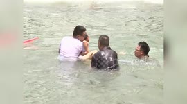 乡干部接受采访时突遇儿童溺水,转身就跳水救人
