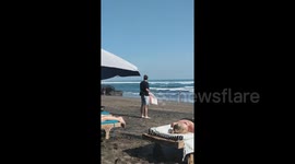 Tourist praised for collecting trash on Indonesian beach