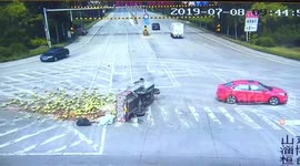 淄博   车辆侧翻西瓜撒 热心市民帮捡拾