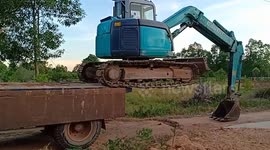 Not in the manual! Digger driver pulls off extraordinary trick to get excavator onto back of truck