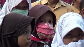 Indonesian students forced to wear masks during ‘haze’ crisis