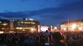 Thousands of Poles commemorate Warsaw uprising with songs