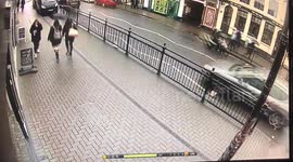 This shocking footage shows a salon worker fighting off a gang of moped riders with a shop sign - as they tried to smash into a jewellery shop with sledgehammers