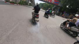 The motorbike man sprayed a large amount of smoke that caused serious pollution in Vietnam!