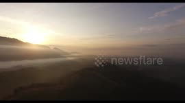 Videographer captures beautiful sunrise behind Indonesia's Barisan mountains