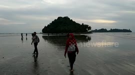 tour the island on foot when the tide is dry and dry in the city of Padang.