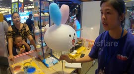 Vietnamese sweet shop creates animal faces from cotton candy