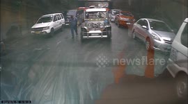Policeman chases suspect through busy traffic on foot