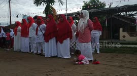a girl in the city of Padang was recorded doing a sand bath scene in the process of a citizen performing a flag ceremony