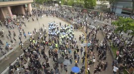 Police retreat under the pressure of protesters in Sheung Shui