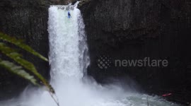 Courageous professional kayaker descends monster 90ft waterfall in Oregon