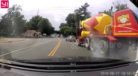 Shocking moment Long Island cement truck slams on breaks to avoid crashing