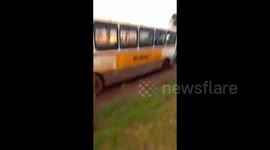 Onibus passando sufoco,muita chuva e lama