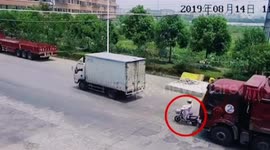 Scooter rider narrowly avoids being run over by truck in China