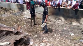 Reptiles lovers gently retrieve lost python from ruined building