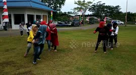 mothers in the field follow the balloon-breaking contest