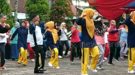 funny moment, a middle-aged man does the cuteness that is always wrong to follow the morning gymnastics guide in the city of Padang