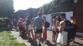 Huge queues at London lido during bank holiday heatwave