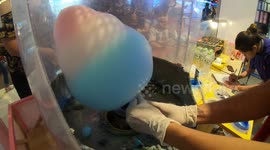 Oddly satisfying moment from crafty cotton candy creators in Vietnam