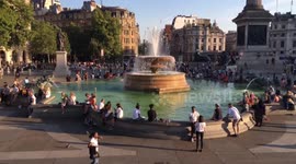 Londoners Cool Of In Fountains