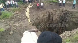 Brave man descends 40-foot well to rescue crocodile