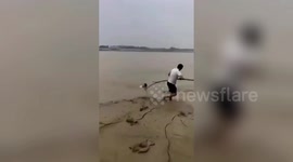 济南仨孩子黄河溺水!小伙不会游泳用一根棍救出他们