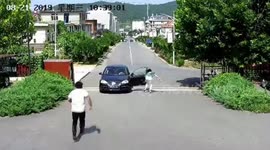 Heroic man manages to stop driverless car from rolling down road in China