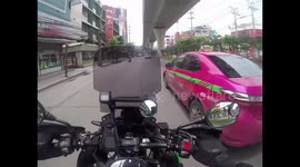 Hero biker chases and catches taxi driver who allegedly stole mobile phone in Thailand
