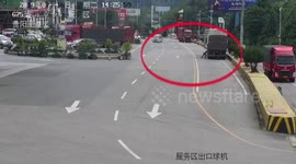车胎之间卡异物 清理不当引爆炸