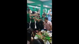 Guests are served to drink alcohol in a special way in the Vietnamese restaurant