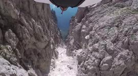 French daredevil wingsuits through narrow Italian mountain range