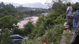 One unit of medium type car is not yet known as the police number plunged into the river in the area of Sebarang Padang, Padang Selatan District, Padang City.