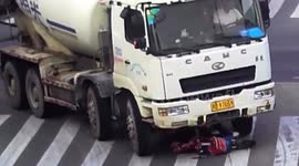 Helmet saves scooter rider's life after being run over by truck in China's Ningbo