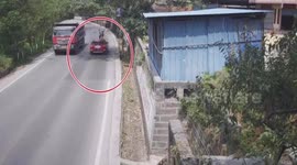 重庆 摩托弯道酿事故 驾乘人员“飞越”车顶